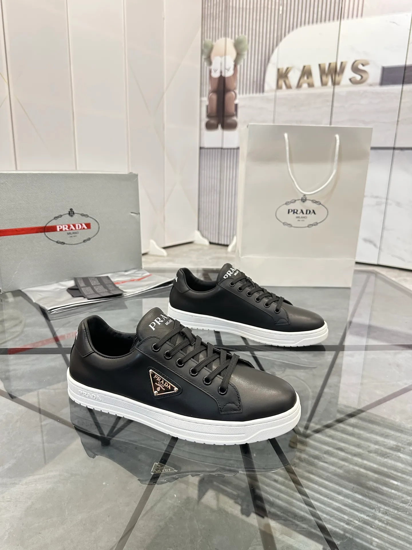 Men's shoes for sale 💰: 💰P540¥ High-end top quality Product trademark: Prada *"Prada*" low-top casual shoes Regular size: 38-45 (can be customized to 46) Product materials: imported first-layer cowhide for the upper, water-dyed cowhide lining, cowhide feet, original outsole. No.: 001